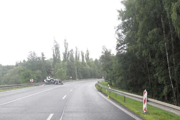Karlovy Vary: Včerejší tragickou nehodu nepřežily dvě osoby