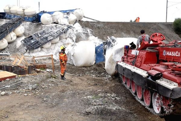 Mariánské Lázně: Na místo vykolejeného vlaku jsou povolány další dva vyprošťovací tanky