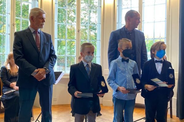 Medaile za zásluhy o bezpečnost převzalo téměř 20 lidí z našeho kraje Medaile za zásluhy o bezpečnost převzalo téměř 20 lidí z našeho kraje