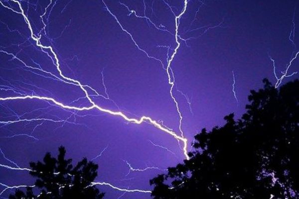 Meteorologové varují před velmi silnými bouřkami