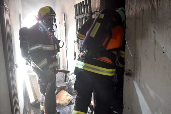 Oloví: Požár sklepa. Někteří obyvatelé domu museli být evakuováni hasiči