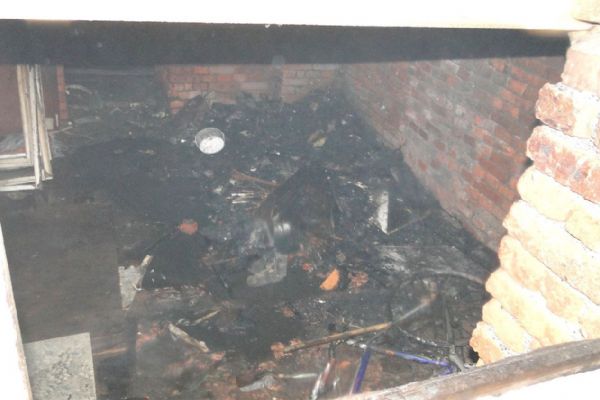 Oloví: Požár sklepu domu. Hasiči zachraňovali děti ze zakouřeného prostoru Oloví: Požár sklepu domu. Hasiči zachraňovali děti ze zakouřeného prostoru