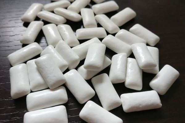 Ostrov: Odcizil přes 100 balíčků žvýkaček