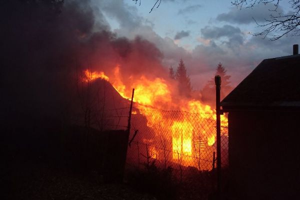 Ostrov: U požáru zahradní chatky zasahovaly čtyři jednotky hasičů