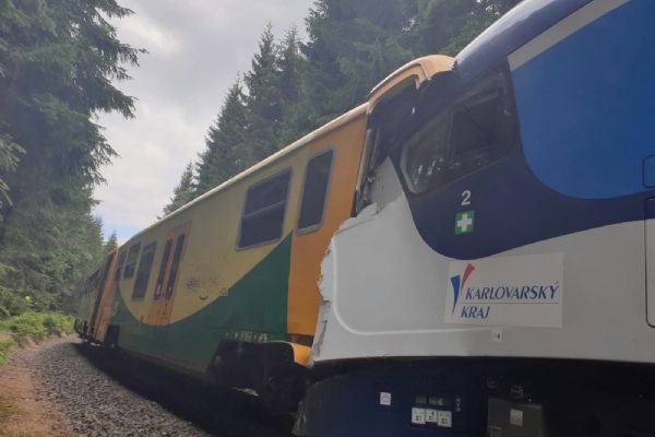 Pernink: Ze střetu dvou vlaků byl obviněn strojvedoucí