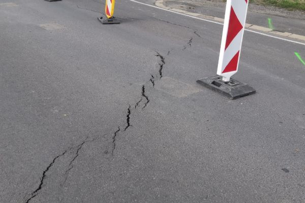 Pokles vozovky uzavřel komunikaci v karlovarské čtvrti Sedlec