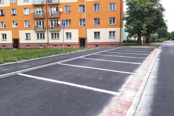 Sokolov: Obyvatelům Heyrovského ulice už slouží nové parkoviště