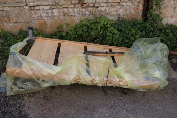 Sokolovsko: Povedený pár odcizil kovový čep z jeřábu a poté postele