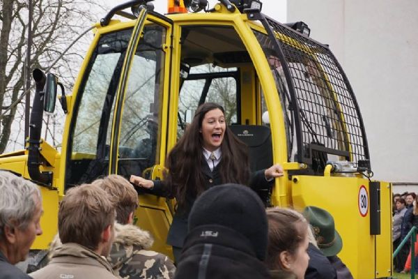 Střední lesnická škola ve Žluticích pořídila moderní lesní traktor 