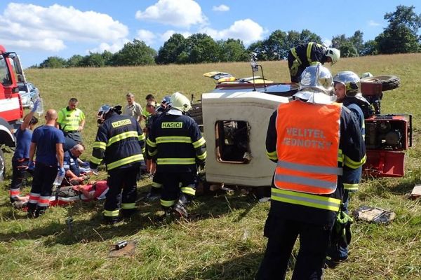 Teplá: Převrácený traktor zavalil mladého muže. Na místo nehody letěl vrtulník
