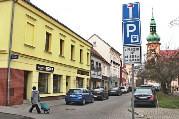 Vláda rozhodla o bezplatném parkování Vláda rozhodla o bezplatném parkování