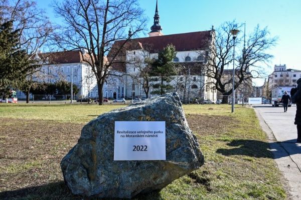 Rekonstrukce parku na Moravském náměstí jde do finále