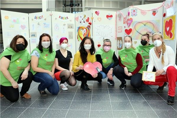 Zaměstnanci Krajské zdravotní děkují za krásná srdíčka a další dary, které zdobí atrium ústecké nemocnice