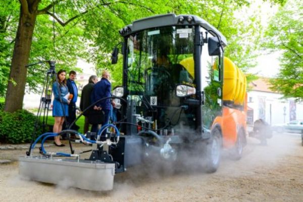 Plzeň koupila unikátní stroj na hubení plevele, údržbu mobiliáře i čištění graffiti