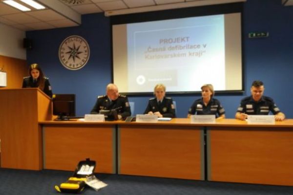 Karlovy Vary: V rámci projektu Časná defibrilace je již proškoleno na 200 policistů
