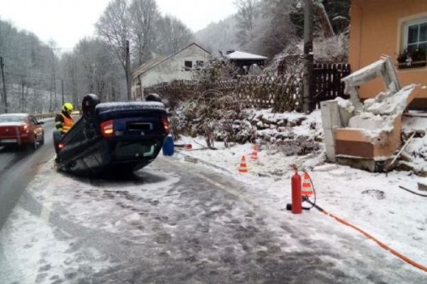 Region: Sněžení s sebou přineslo i řadu dopravních nehod