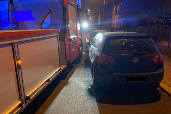 Stará Role: Špatné řešení zatáčky znemožnilo průjezd automobilovému žebříku hasičů