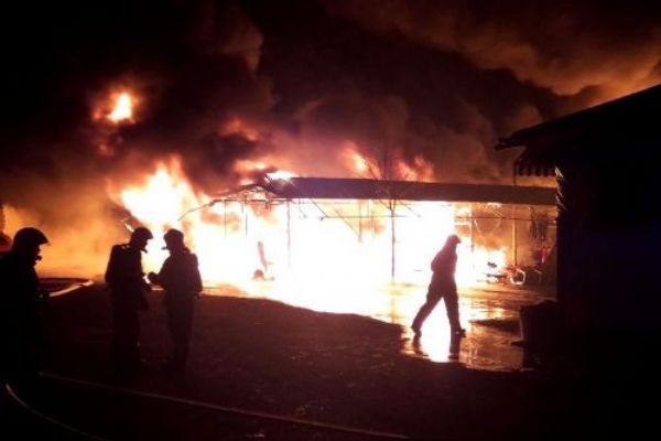 Svatý Kříž: Požár zničil stánky na tržnici 