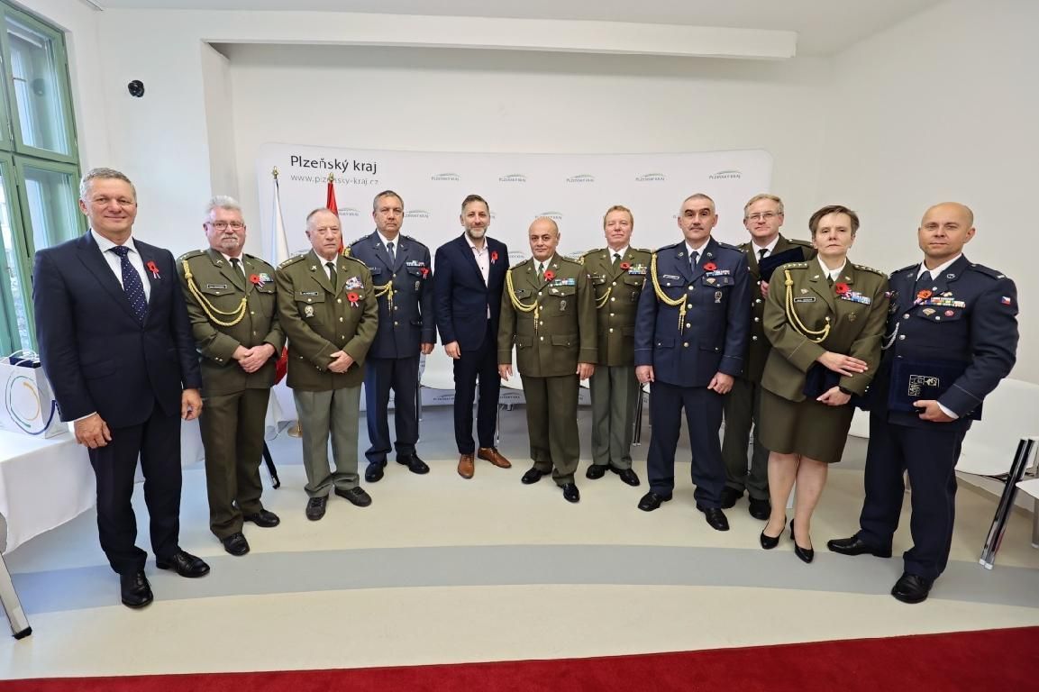 Hejtman ocenil desítku válečných veteránů