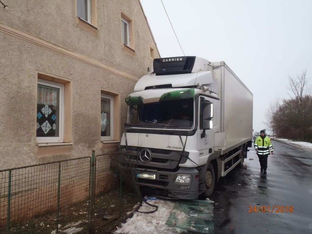 Kamion narazil v Tisové do mateřské školy