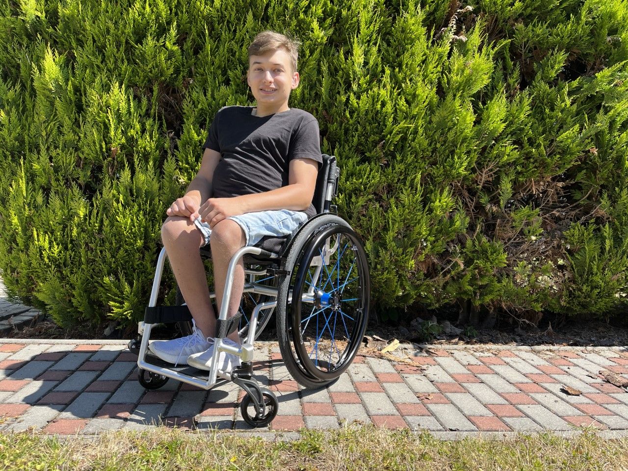Mladý sportovec Oliver má nový vozík. Přispěla Nadace Agel