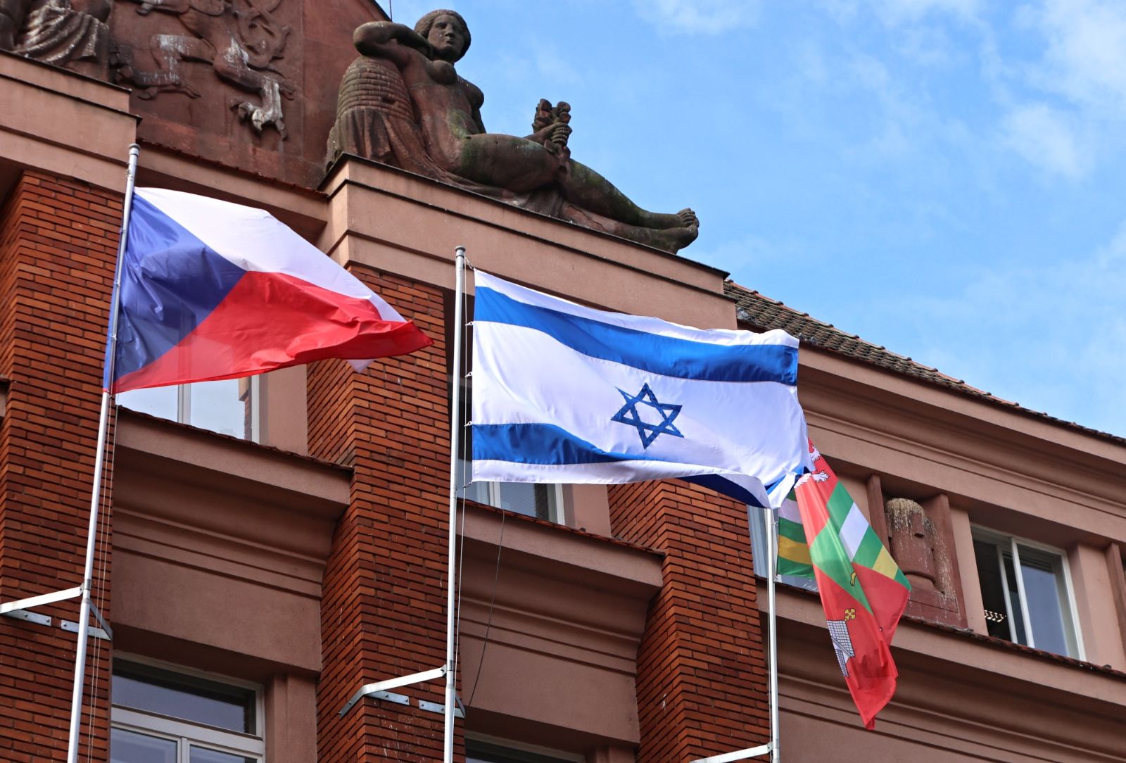 Na krajském úřadě zavlála izraelská vlajka