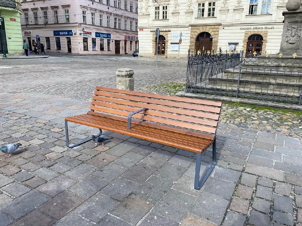 Nové lavičky a odpadkové koše v centru města. Plzeň obměňuje mobiliář