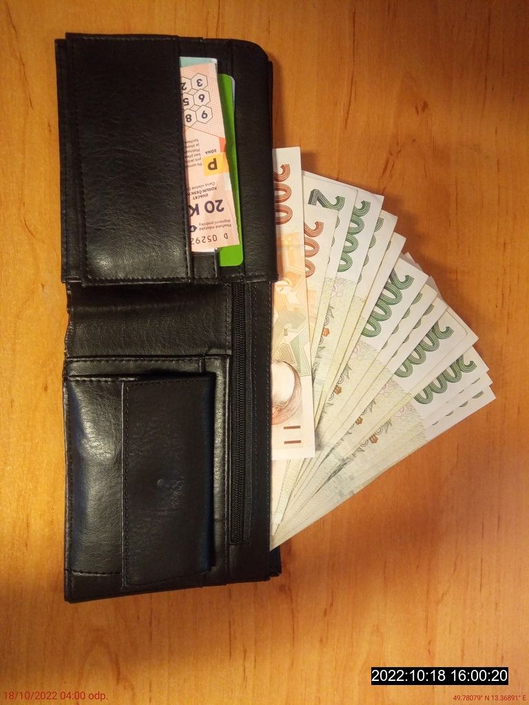 Peněženka s více než 28 tisíci korunami se v Plzni vrátila majiteli