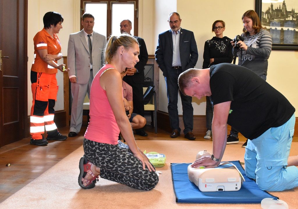 Plzeň pořídila přístroje k záchraně života, jsou v bazénu, divadle i na úřadech 
