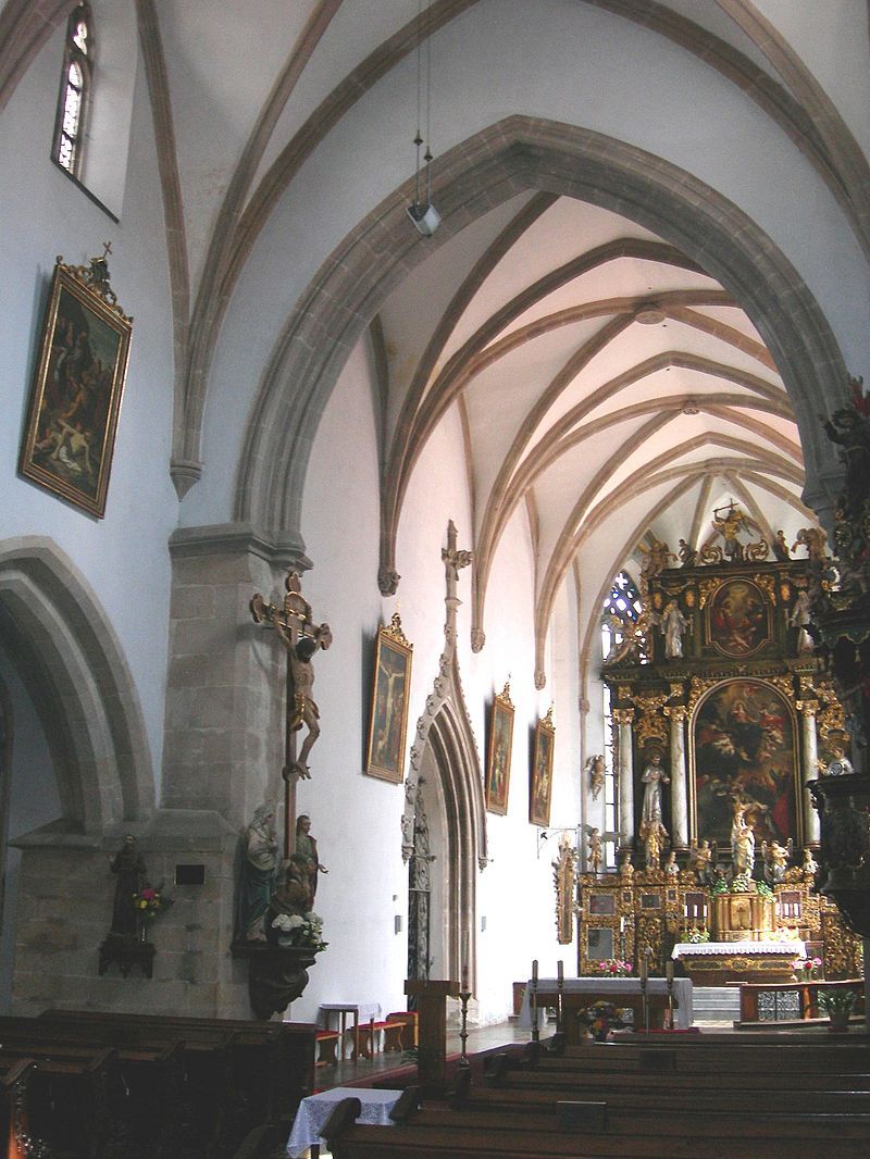 Plzeň přispěje na zajištění a zpevnění sochy na průčelí kostela
