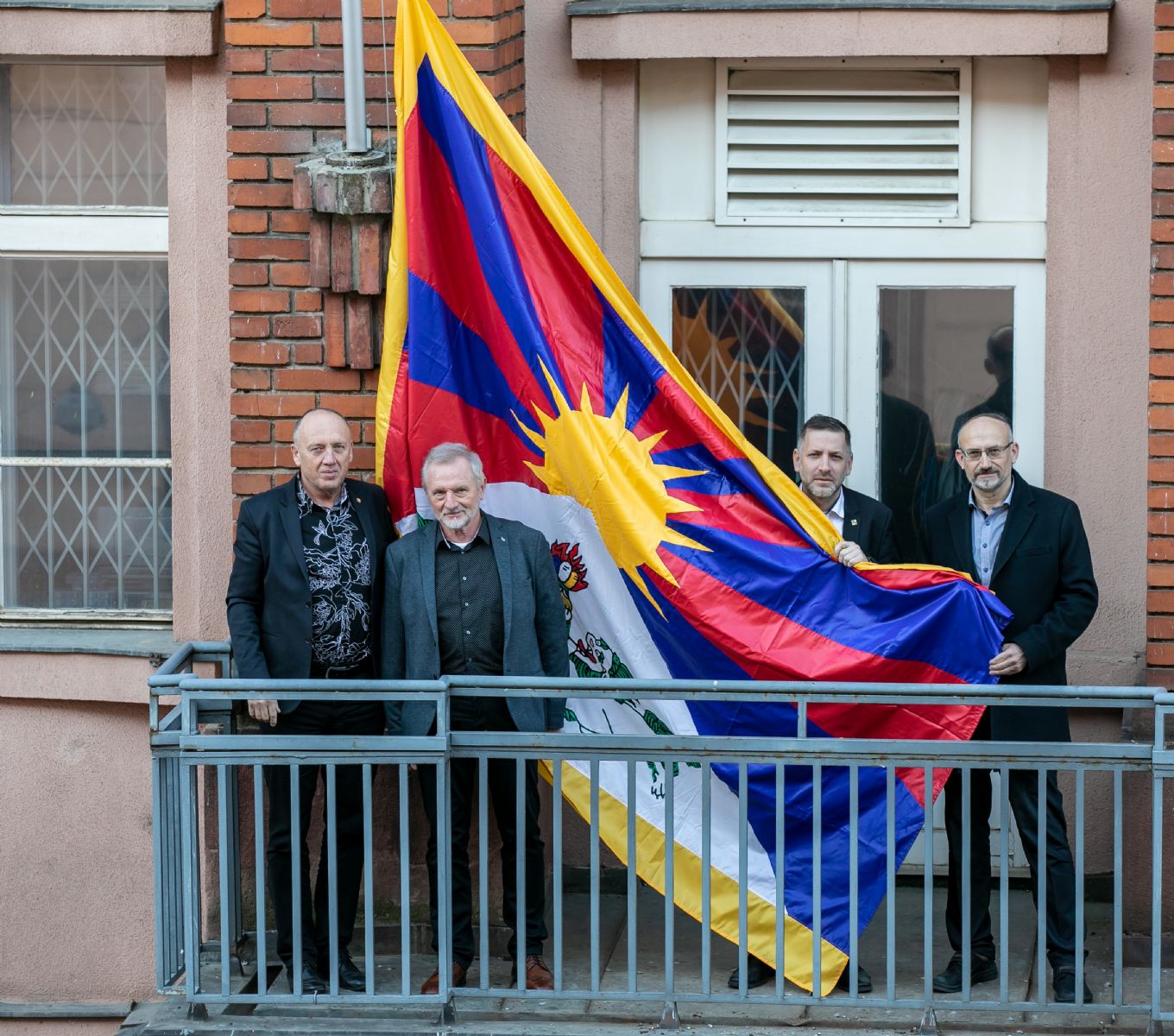 Plzeňský kraj vyvěsil tibetskou vlajku na budově krajského úřadu