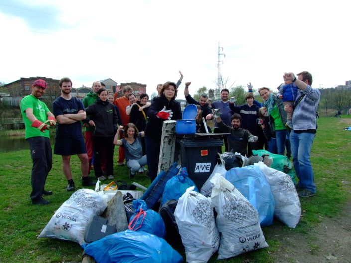 Plzeňští dobrovolníci uklidili břeh řeky Radbuzy