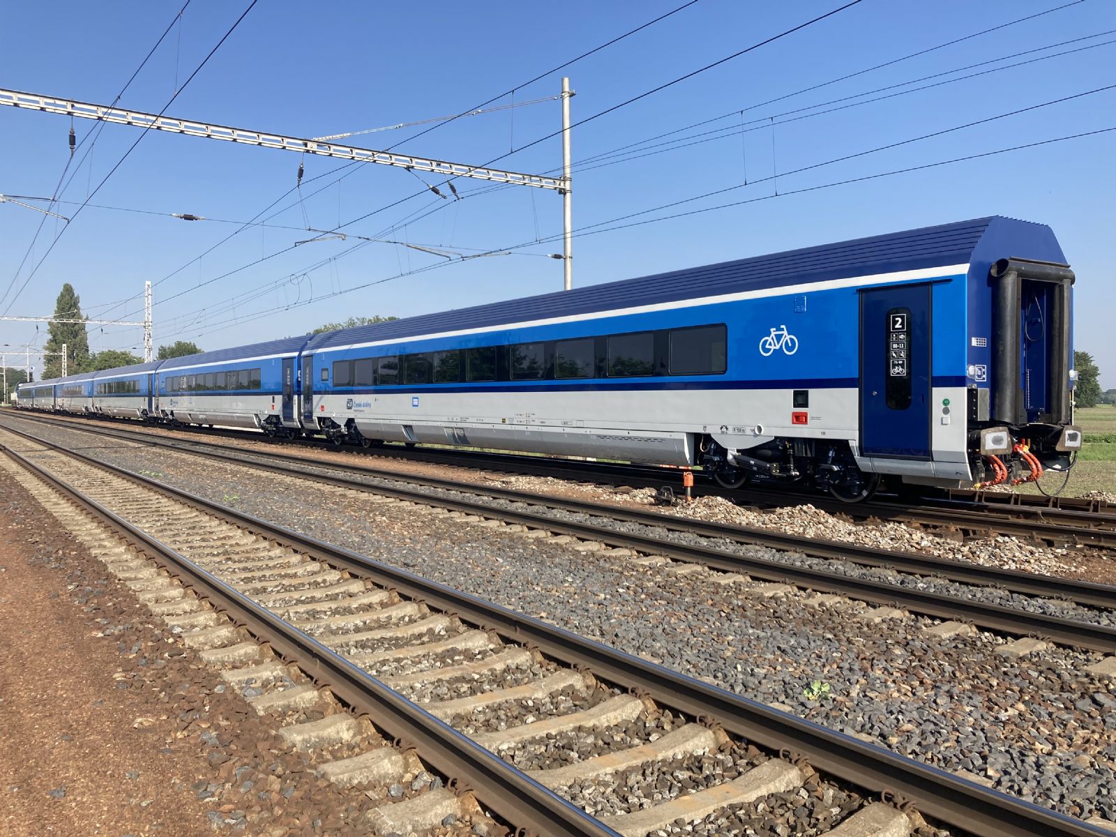 První souprava ComfortJet ze Škody Group dorazila na zkušební okruh do Velimi