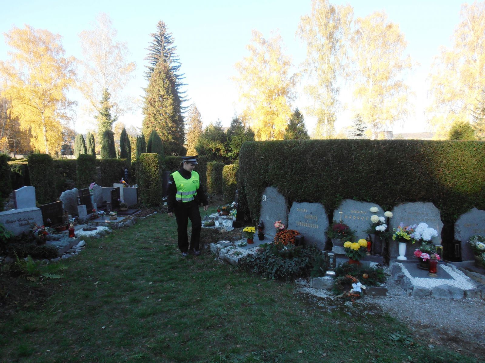 Strážníci o Velikonocích hlídají hřbitovy