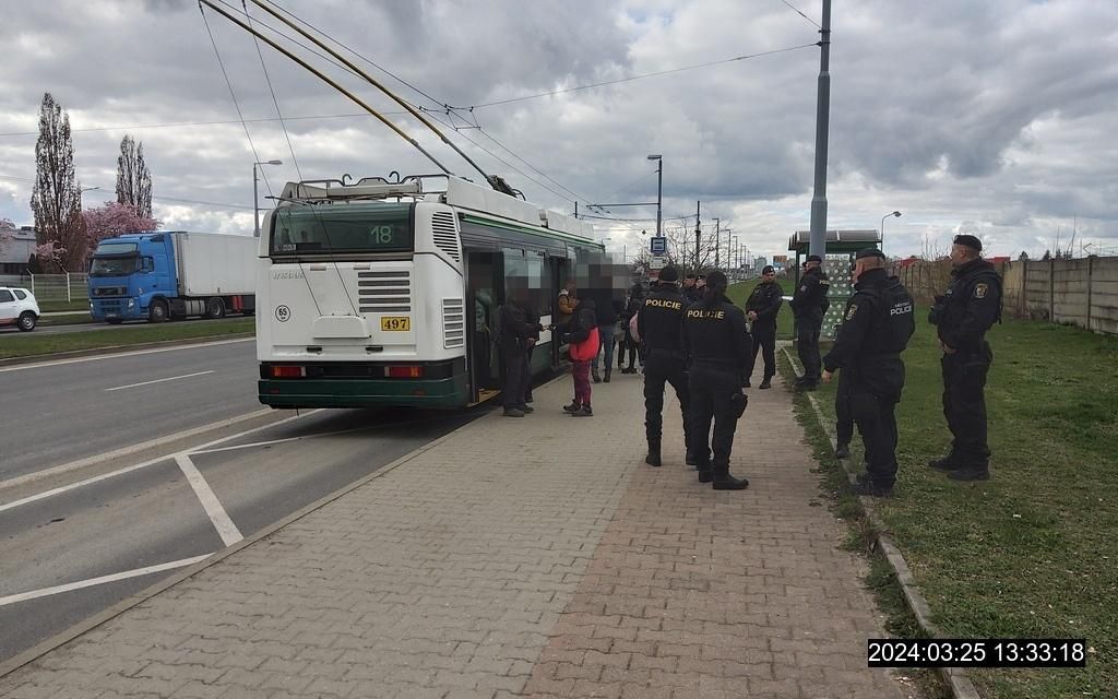 Strážníci, revizoři  a policisté kontrolovali na Borských polích cestující