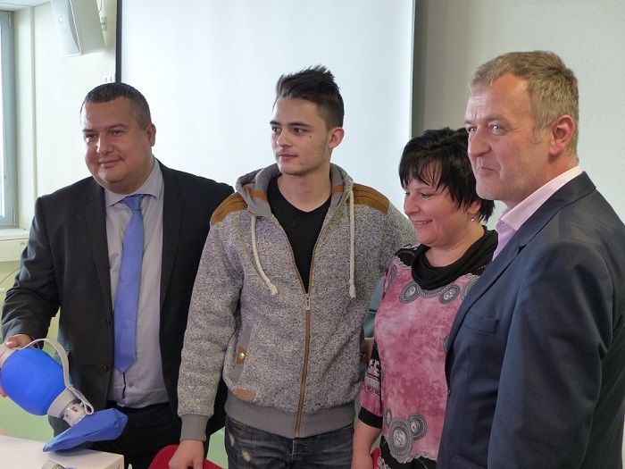 V Plzni převzali zdravotní záchranáři dar od Martina Kotýka