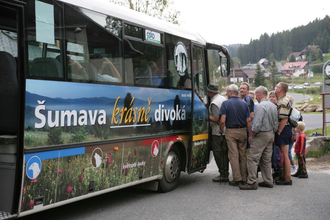 Zelené autobusy na Šumavě přepravily desítky tisíc návštěvníků