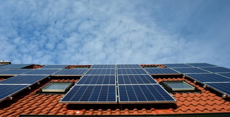 Rada schválila pilotní projekt instalace fotovoltaiky na městské bytové domy