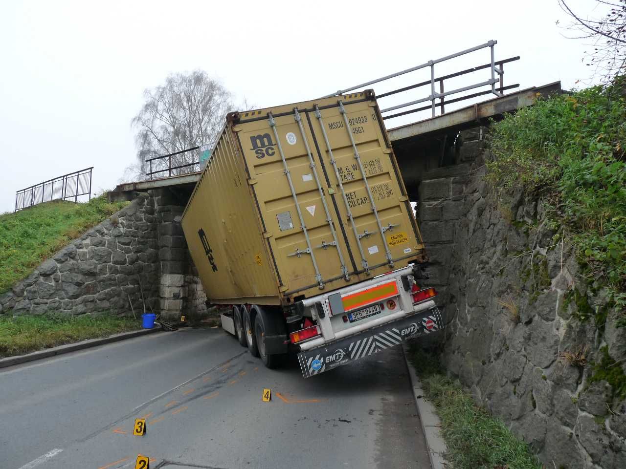 Řidiči kamionů ohrožují dopravu na Klatovsku, končí pod viadukty