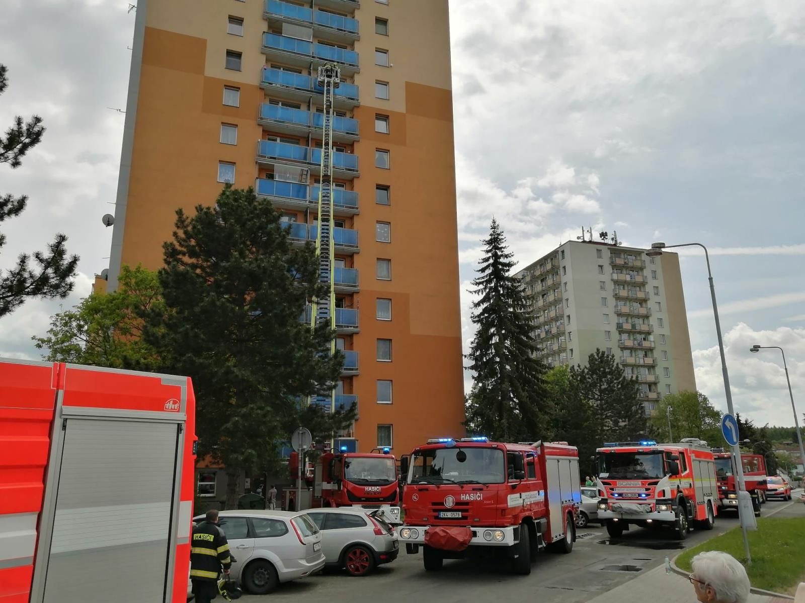 Chodov: Při požáru ve dvanáctém patře se několik osob nadýchalo kouře