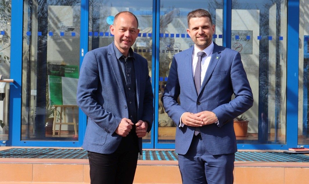 Karlovarský kraj navštívil ministr životního prostředí, na úřadě jednal se členy krajské rady
