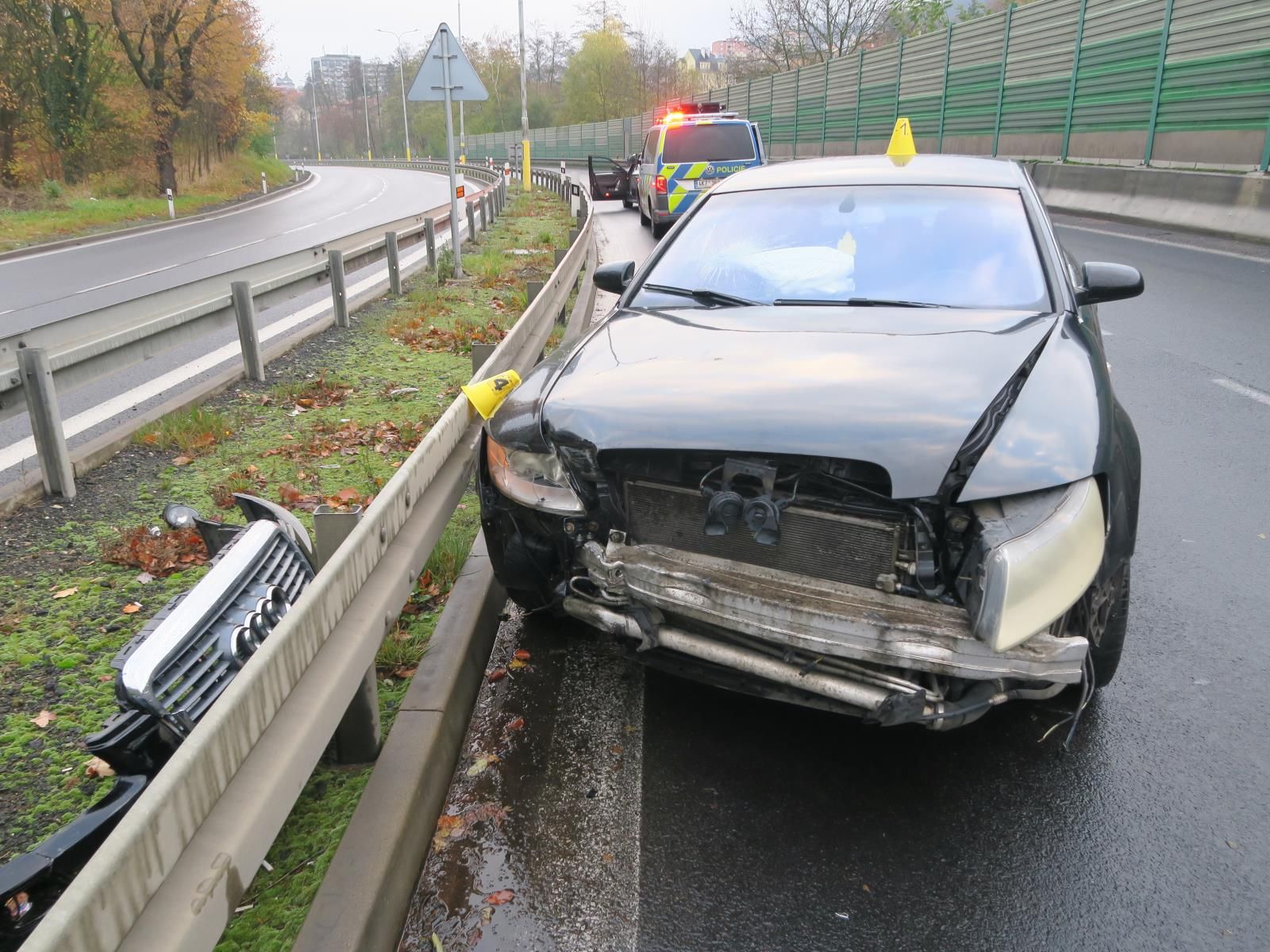 Karlovy Vary: Opilý řidič narazil do svodidel, nadýchal 1,60 promile