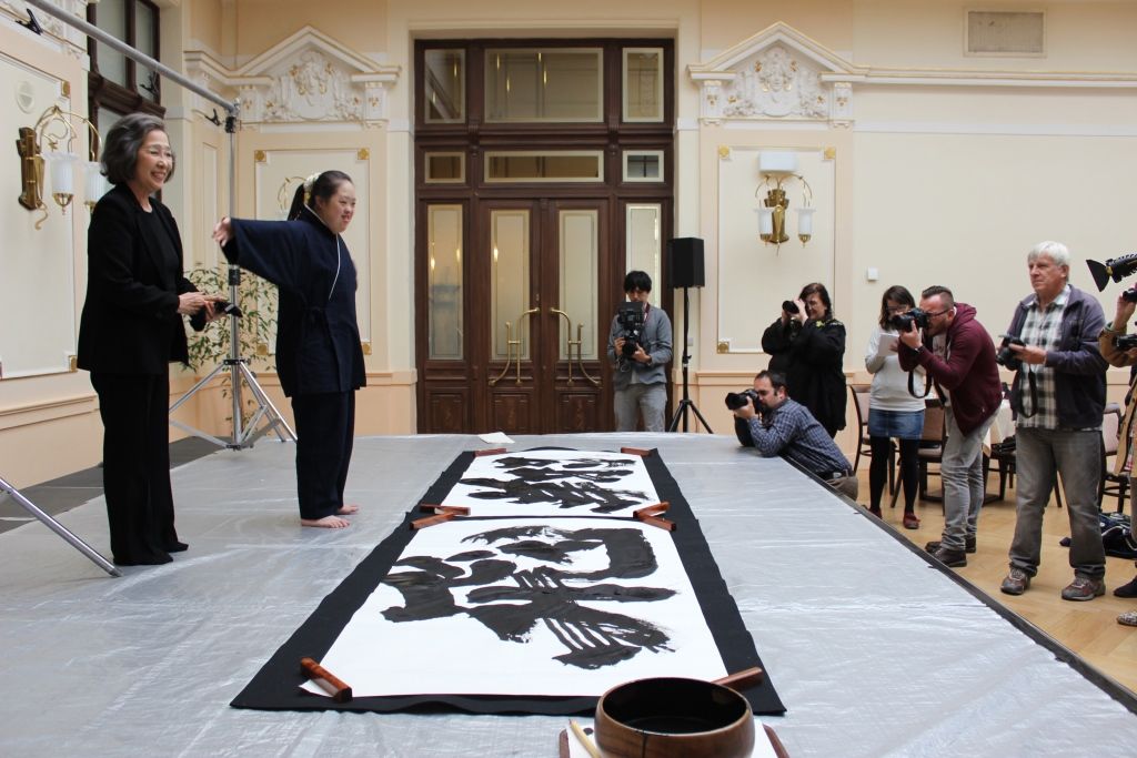 Západočeské muzeum představuje Tušový svět fenomenální kaligrafky Shoko Kanazawa
