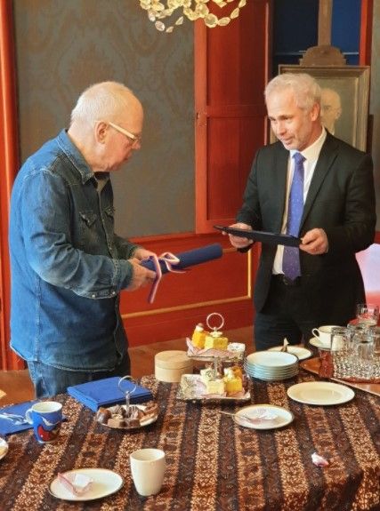 Martin Baxa udělil medaili Artis Bohemiae Amicis nizozemskému sběrateli Felixi Hessovi