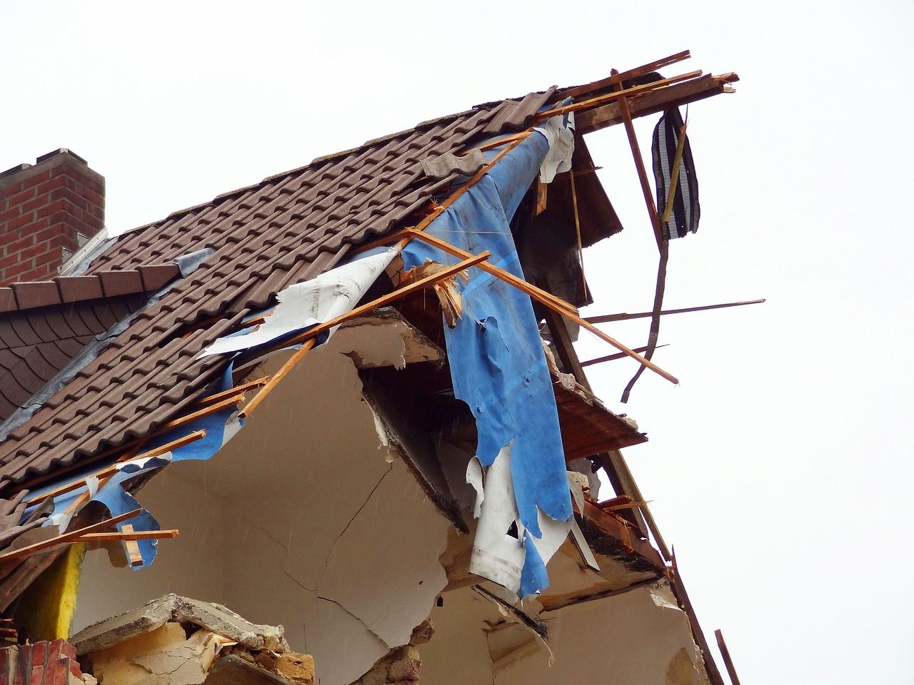 Obyvatelé Otic, kterým bouřka nejvíc poničila dům, dostanou od kraje finanční podporu