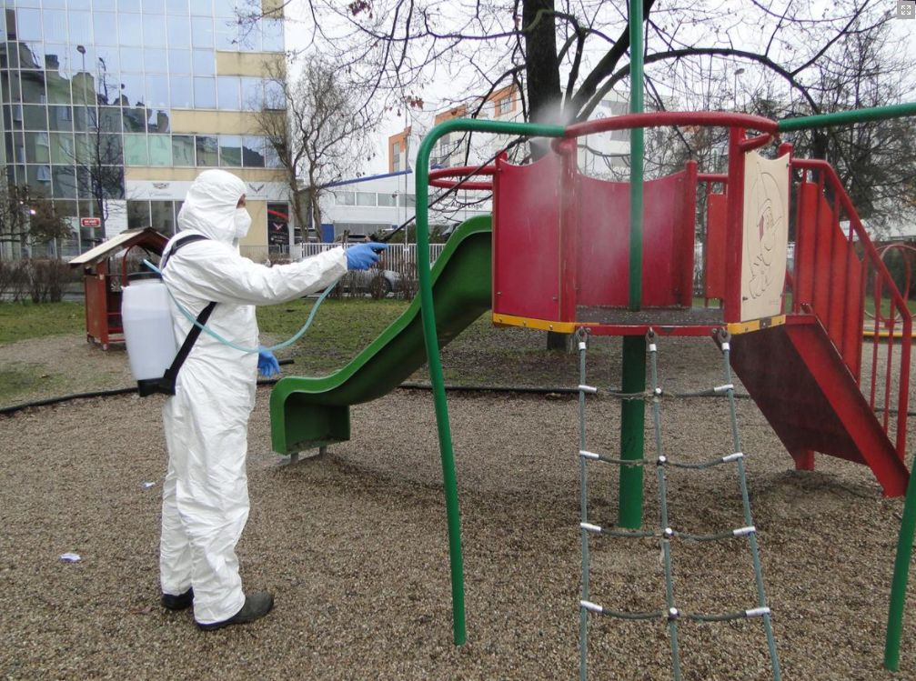 Praha 10 odstartovala pravidelnou dezinfekci svých dětských hřišť