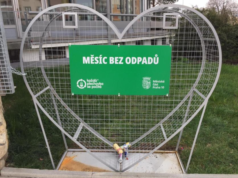 Praha 10 vystavila na Zahradním Městě velké srdce, chce motivovat ke sběru plechovek