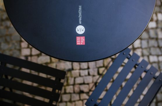 Pražské židle a stolky se loučí s IPR. Projekt bude mít na starosti Kreativní Praha