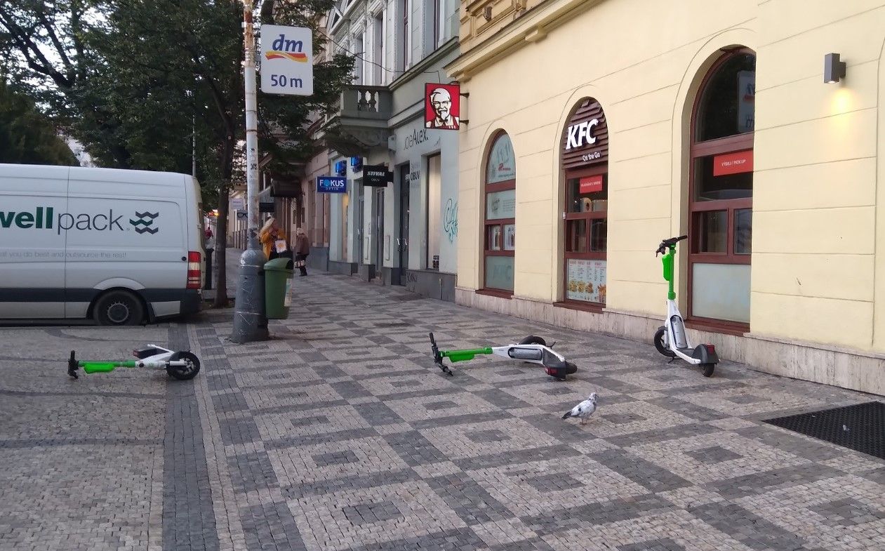 Radnici Prahy 2 došla s parkováním elektrokoloběžek trpělivost