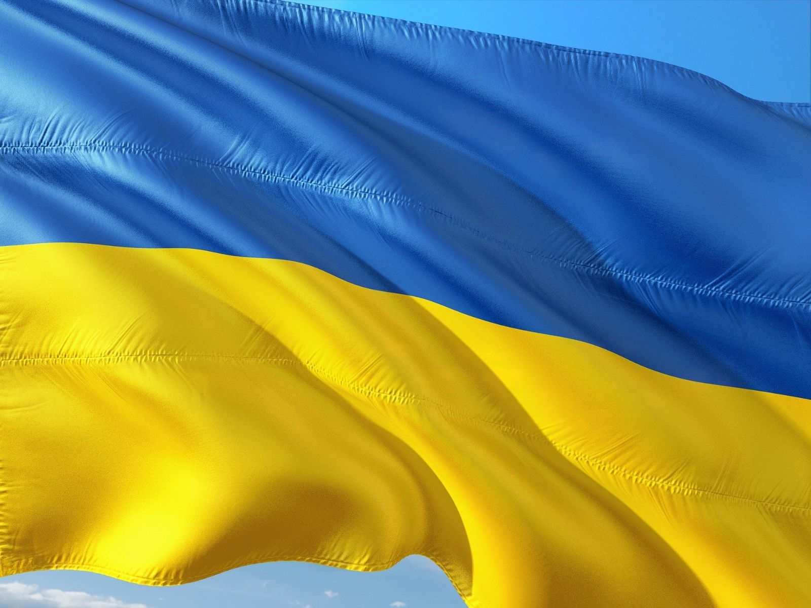 Stojíme za vámi! Na radnici Prahy 10 nově visí ukrajinská vlajka